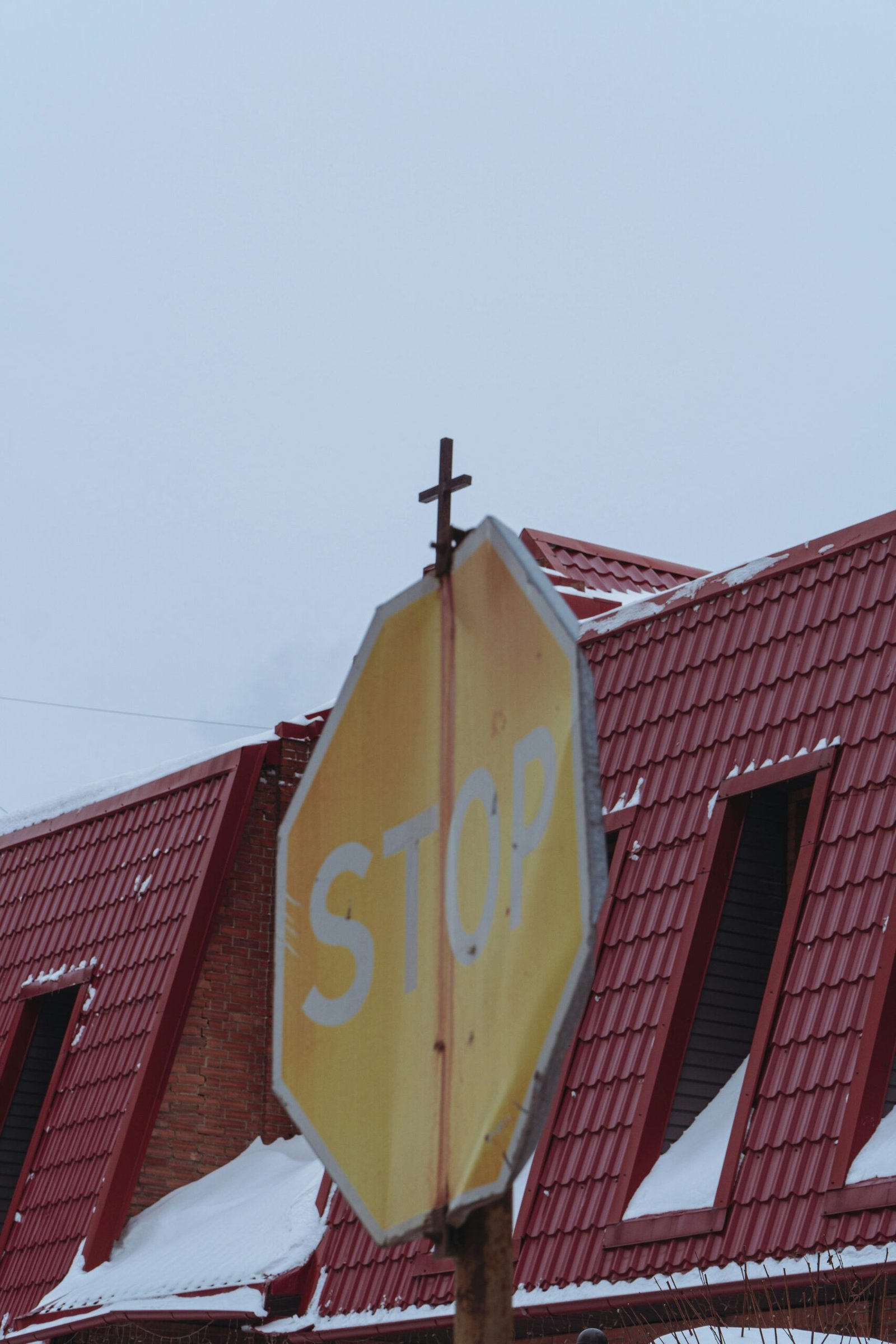 A stopwatch and a for-sale sign, symbolizing fast home sales