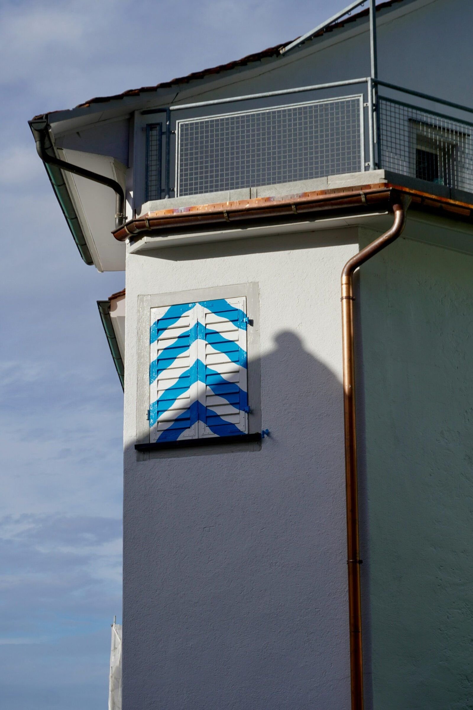 We buy houses legit: A house with a dollar sign symbolizing cash offers