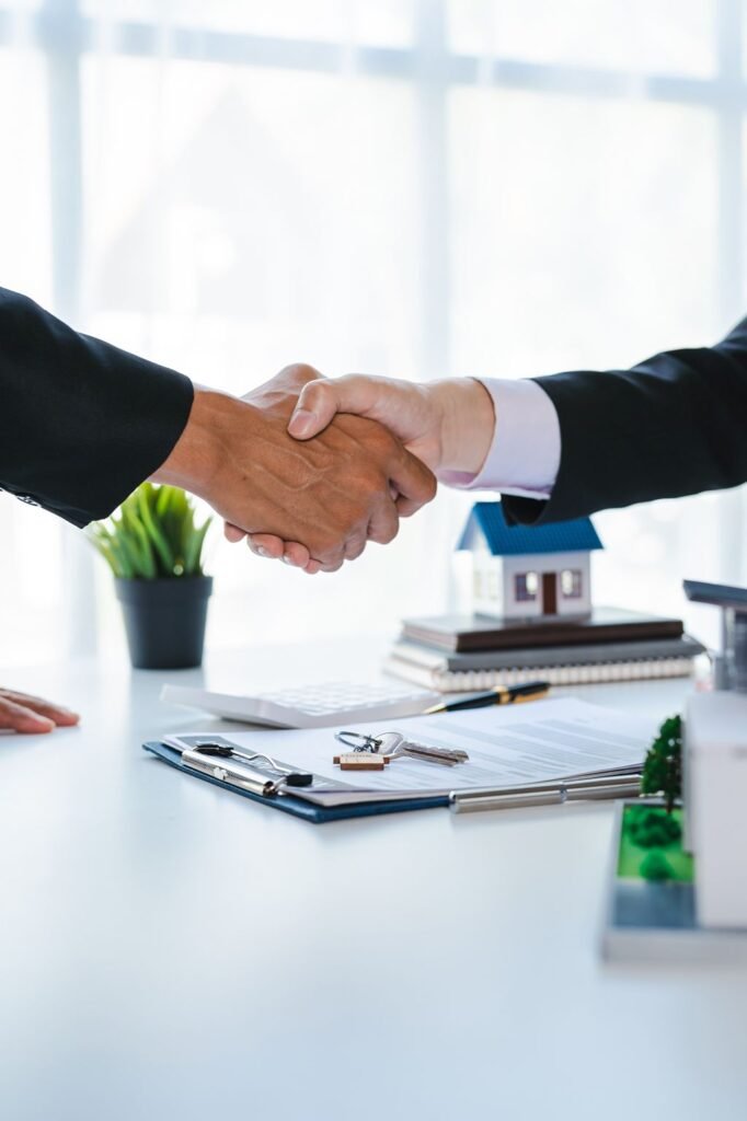 Webuyhouses.com vs. Local Cash Buyers in Indiana: What's the Difference? 1 Local Cash Buyers vs We Buy Houses Indiana